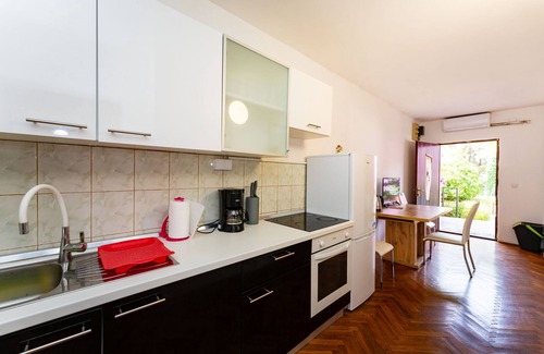 Zrce Apartment | Drazen Charming First Floor Apartment