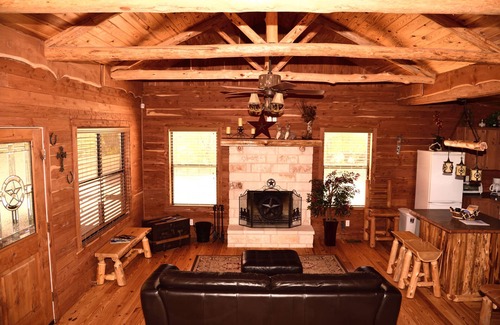 Canyon Lake Cabin | Dream Away Cabin - Cedar Log Cabin - 2BR - 3 Acres - Walk to Lake,