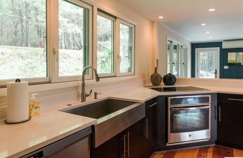 East Chatham House | Dream getaway - mtn views, ski, pool, BBQ, Firepit, Kid friendly, Lakes, WFH