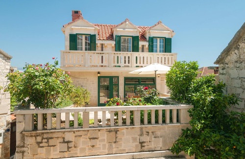 Selca House | Dream holiday on southern Croatian island - Enjoy this cosy house in sunny surroundings.