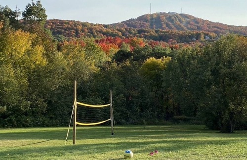 Bromont Cottage | Dream house with mountain view, hot tub and pool table
