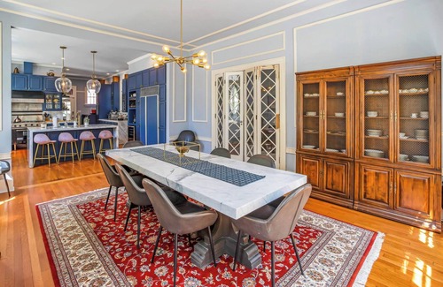 Chatham Crescent House | Dream in Savannah Estate with 8 bedrooms and AC, WiFi in delightful Savannah