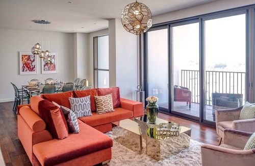 Jumeira 3 Apartment | Dream Inn - Elegant Four-Bedroom Apartment with balcony