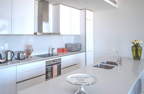 Jumeira 3 Apartment | Dream Inn - Elegant Four-Bedroom Apartment with balcony