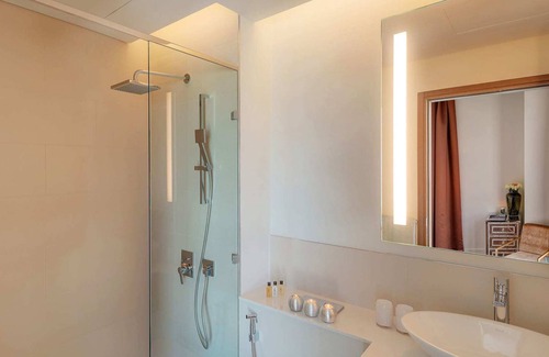 Jumeira 3 Apartment | Dream Inn - Elegant Four-Bedroom Apartment with balcony