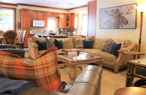 Mammoth Lakes Condo | Dreamy Home at Canyon Ldg -Mammoth Moose - Hot tub/Sauna/Garage