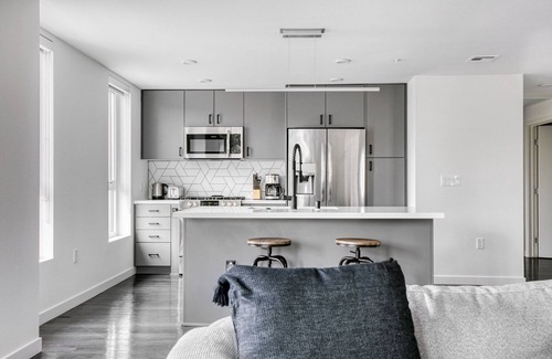 North Pine Apartment | Dreamy Long Beach 2BR w/Gym & Pool, near Shops & Bars, by Blueground