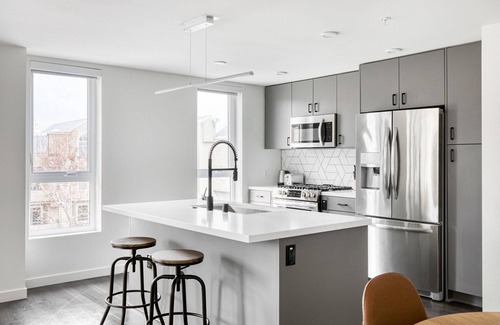 North Pine Apartment | Dreamy Long Beach 2BR w/Gym & Pool, near Shops & Bars, by Blueground