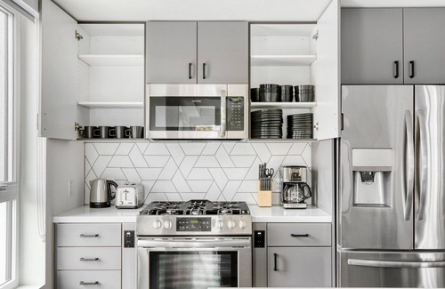 North Pine Apartment | Dreamy Long Beach 2BR w/Gym & Pool, near Shops & Bars, by Blueground