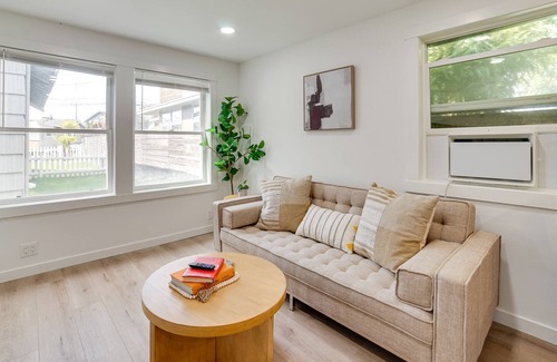 Alki Cottage | Dreamy Puget Sound Vacation Rental: Steps to Bay!