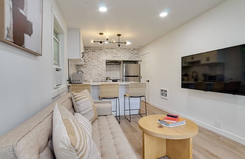 Alki Cottage | Dreamy Puget Sound Vacation Rental: Steps to Bay!