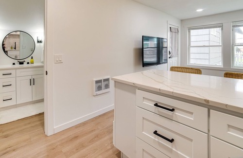 Alki Cottage | Dreamy Puget Sound Vacation Rental: Steps to Bay!