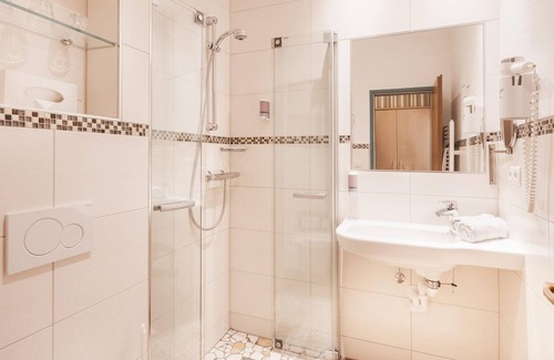 Sankt Michael im Lungau House | Dreibettzimmer mit Dusche, WC - Stofflerwirt, Landhotel