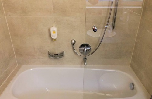 Tuebingen Apartment | Dreibettzimmer mit Bad und WC