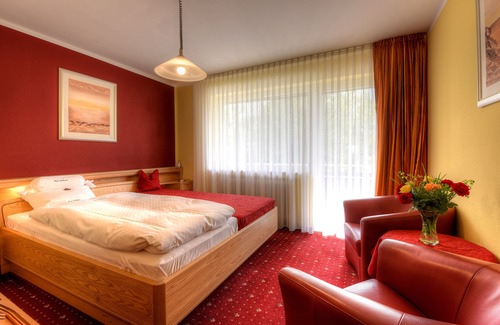 Tuebingen Apartment | Dreibettzimmer mit Bad und WC