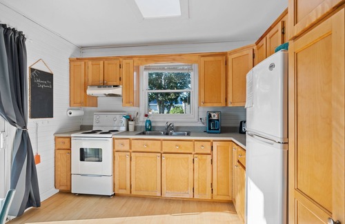 York Cottage | Drift Wood, Spacious 2 BRs, Living, Kitchen, Full Bathroom & a Patio