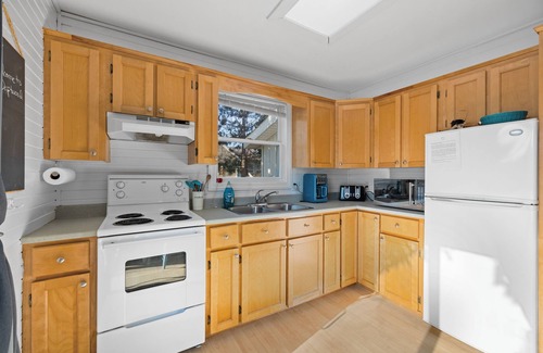 York Cottage | Drift Wood, Spacious 2 BRs, Living, Kitchen, Full Bathroom & a Patio