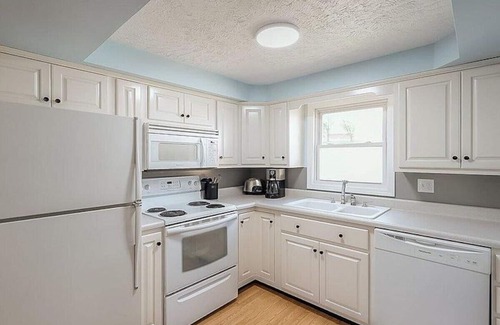 Bronston House | Driftwood Cottage Lake Cumberland Retreat with hot tub & water access!