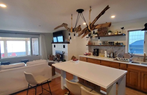 Leamington House | Driftwood Lakehouse with hot tub. Short walk to Point Pelee Park