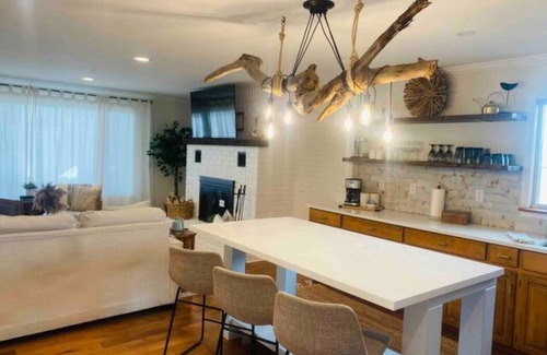 Leamington House | Driftwood Lakehouse with hot tub. Short walk to Point Pelee Park