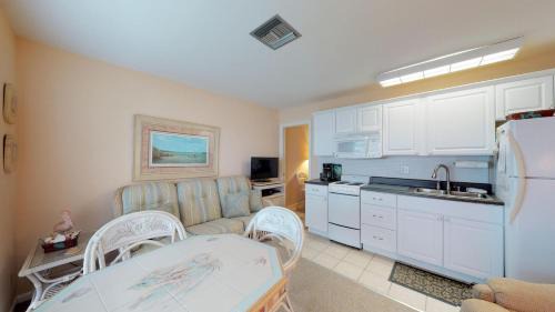Isles of Capri Apartment | Driftwood Landing 10