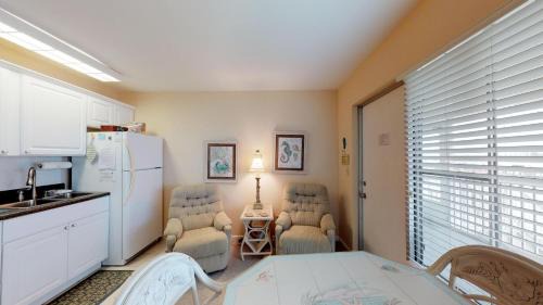 Isles of Capri Apartment | Driftwood Landing 10