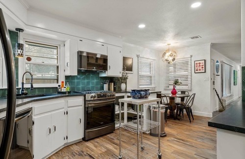 Mayo Meadow House | Driller’s Landing: EV & RV h/u. Art Deco by the Expo!