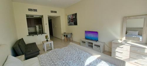 Discovery Gardens Apartment | DRUVYA HOLIDAY HOMES, Bld DG083, Street No,3 Discovery Gardens, Close to The Gardens Metro 6 minutes walkable