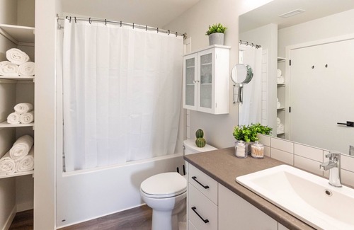 North End Condo | DT | 2 Private King BR | Walk to Beach | Park Freen