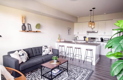 North End Condo | DT | 2 Private King BR | Walk to Beach | Park Freen