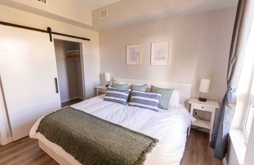 North End Condo | DT | 2 Private King BR | Walk to Beach | Park Freen