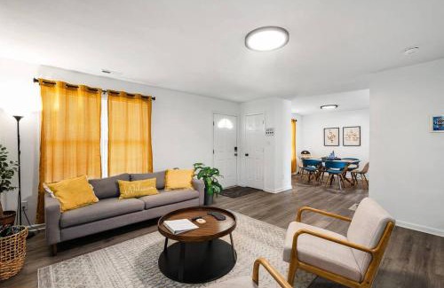 Downtown Apartment | DT/2 Spacious 3BR Suites/FreeParking/SelfCheckin