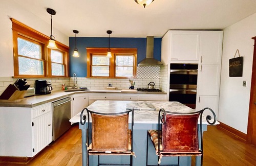 Sandpoint House | DT basecamp w/chef kitchen, yard & dog friendly