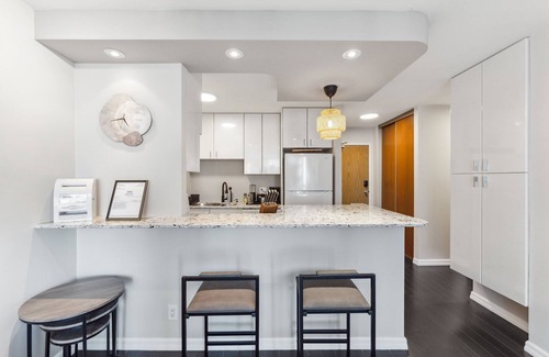 Downtown Vancouver Apartment | DT Penthouse| Free Parking| Balcony| 9min to Beach
