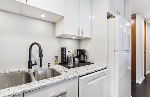 Downtown Vancouver Apartment | DT Penthouse| Free Parking| Balcony| 9min to Beach