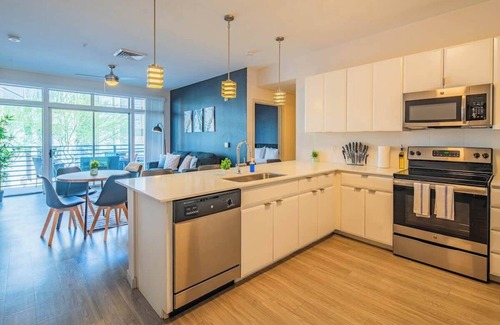Evans Churchill Apartment | DT Phoenix | Pool, Gym, Parking, W/D Near Airport