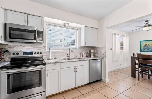Duffy House | DT Retreat Cozy & Close to UofA!