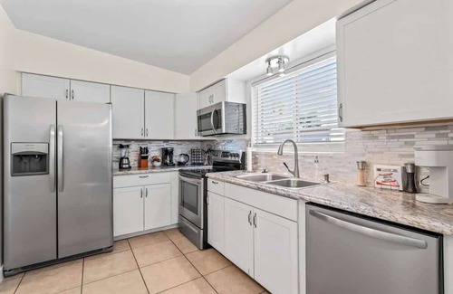 Duffy House | DT Retreat Cozy & Close to UofA!
