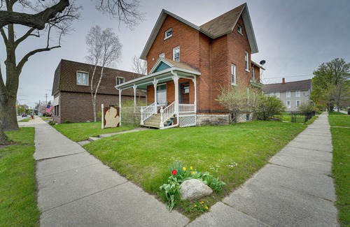 Manistee House | Dtwn Victorian Home - 1 Mi to Lake Michigan Beach!