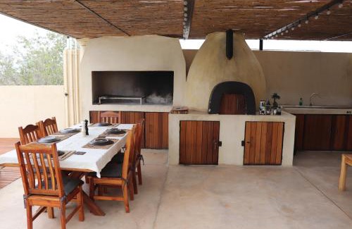 Springbok Apartment | du Repos (Lovely & Relaxing 2-Bedroom Unit with Patio)