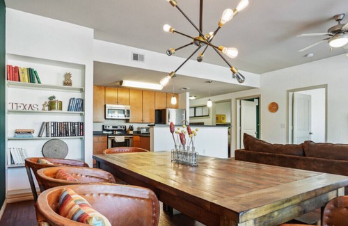 Brentwood Apartment | Dual Urban Oasis | 8BR in Vibrant North Loop Hub