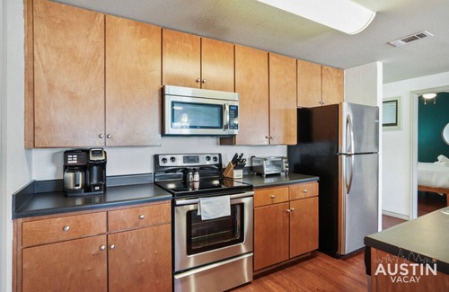 Brentwood Apartment | Dual Urban Oasis | 8BR in Vibrant North Loop Hub