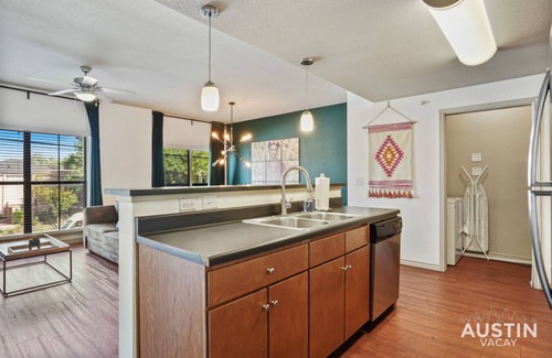 Brentwood Apartment | Dual Urban Oasis | 8BR in Vibrant North Loop Hub