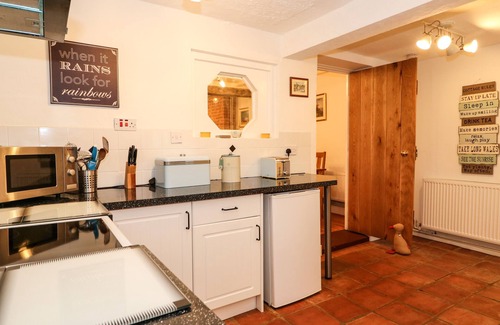 Snettisham Cottage | DUCK COTTAGE, family friendly, with a garden in Snettisham