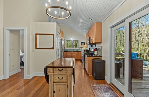 Highlands House | Duck's Nest - 2 BR Modern Retreat by the creek