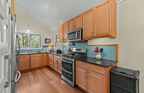 Highlands House | Duck's Nest - 2 BR Modern Retreat by the creek