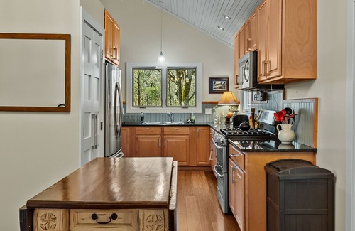 Highlands House | Duck's Nest - 2 BR Modern Retreat by the creek