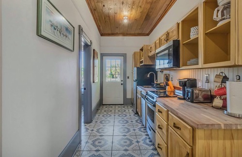 Savannah Victorian District House | Dueling Sisters' Historic Escape, 4 bedrooms, 3 bath. Walk to Forsyth Park