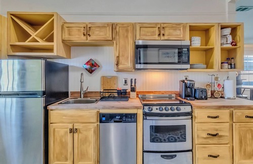 Savannah Victorian District House | Dueling Sisters' Historic Escape, 4 bedrooms, 3 bath. Walk to Forsyth Park