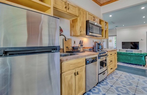 Savannah Victorian District House | Dueling Sisters' Historic Escape, 4 bedrooms, 3 bath. Walk to Forsyth Park